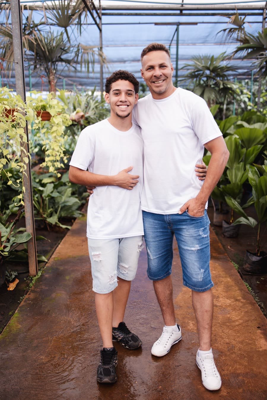 Pai agricultor com o filho