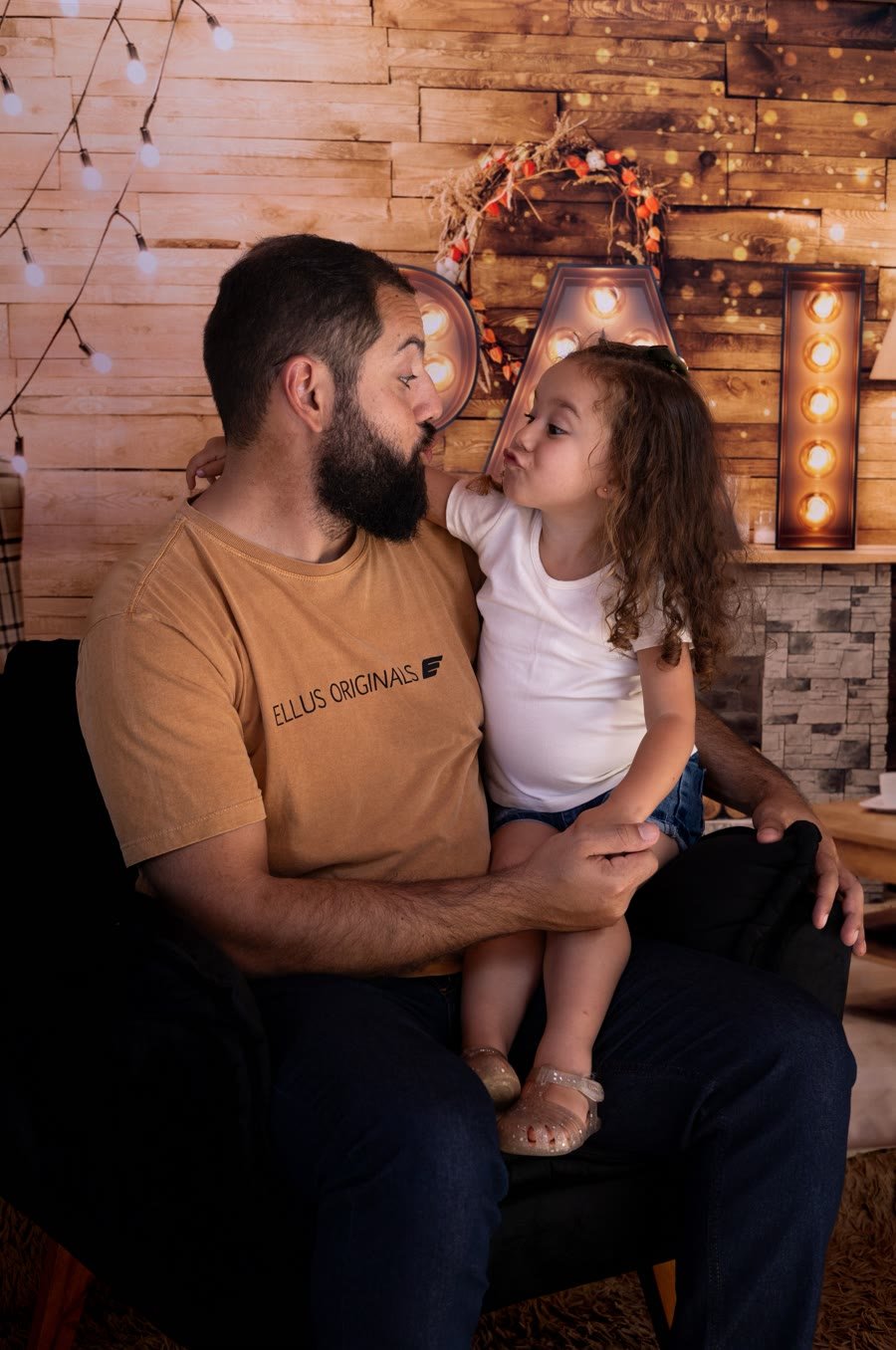 Pai brincando com a filha