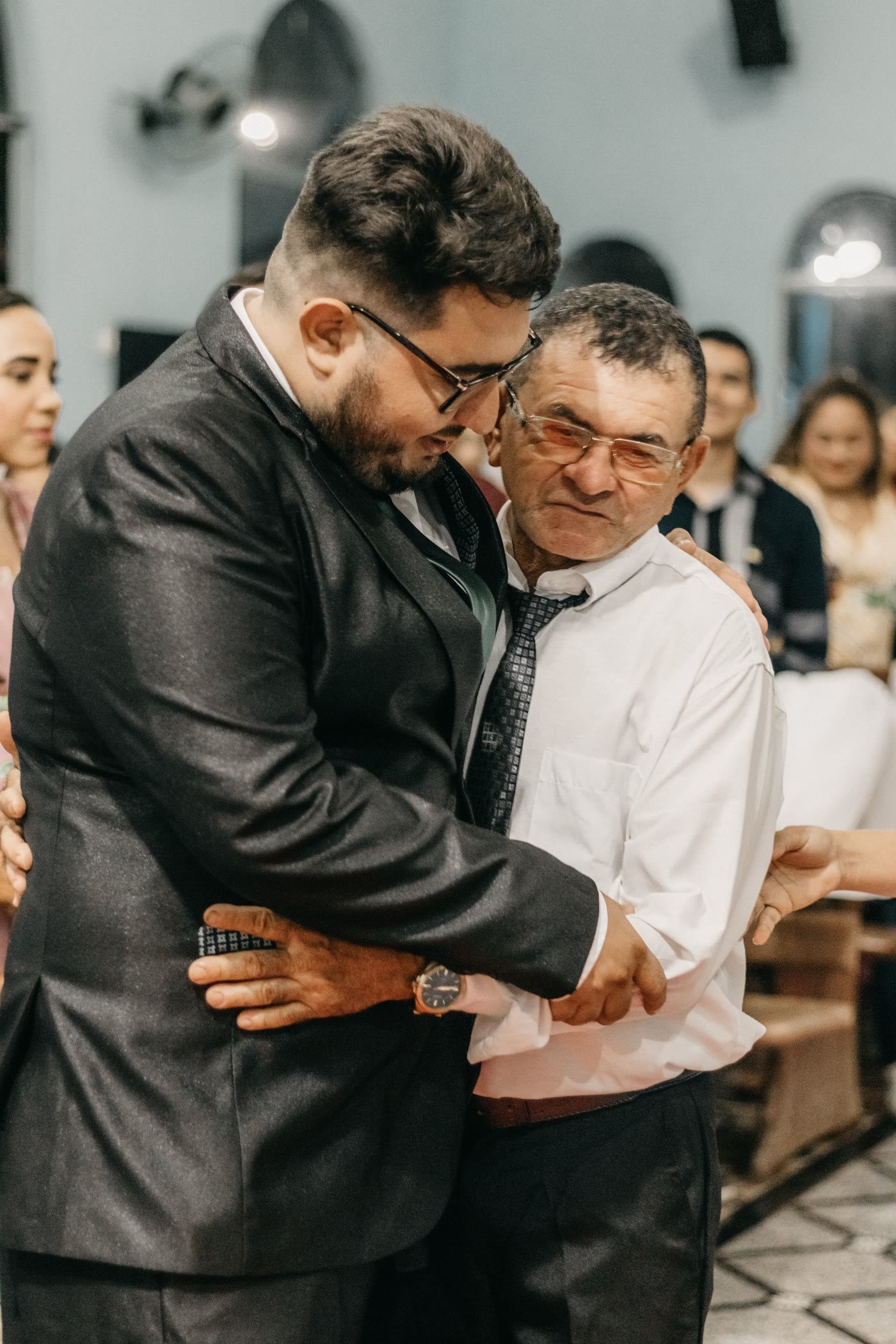 Pai emocionado